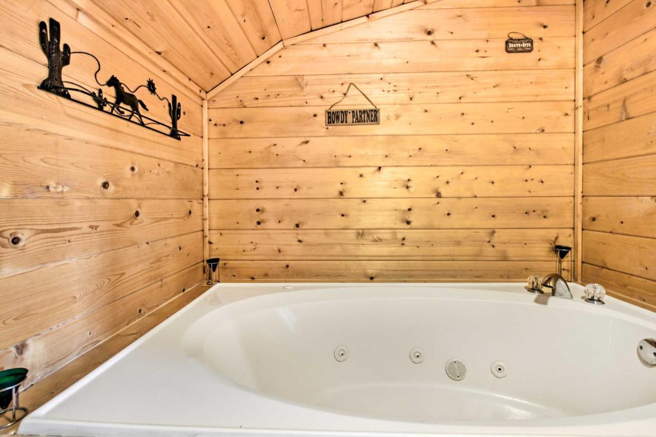 Cabin With Hot Tub And Deck About 12 Mi To Pigeon Forge! Sevierville Extérieur photo