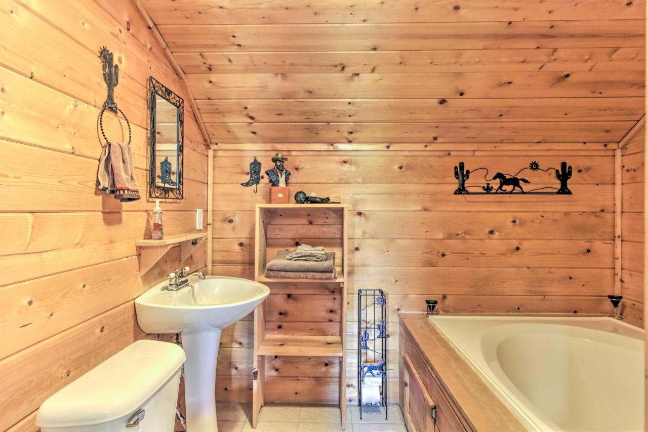 Cabin With Hot Tub And Deck About 12 Mi To Pigeon Forge! Sevierville Extérieur photo